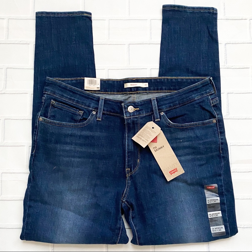 NWT Levi’s 711 Skinny Mid Rise Dark Wash Ripped Knee Jeans 👖